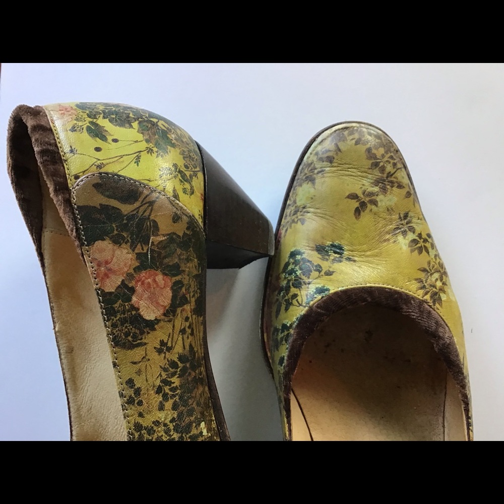Cute flowered leather pumps with velvet trim,  8 M
